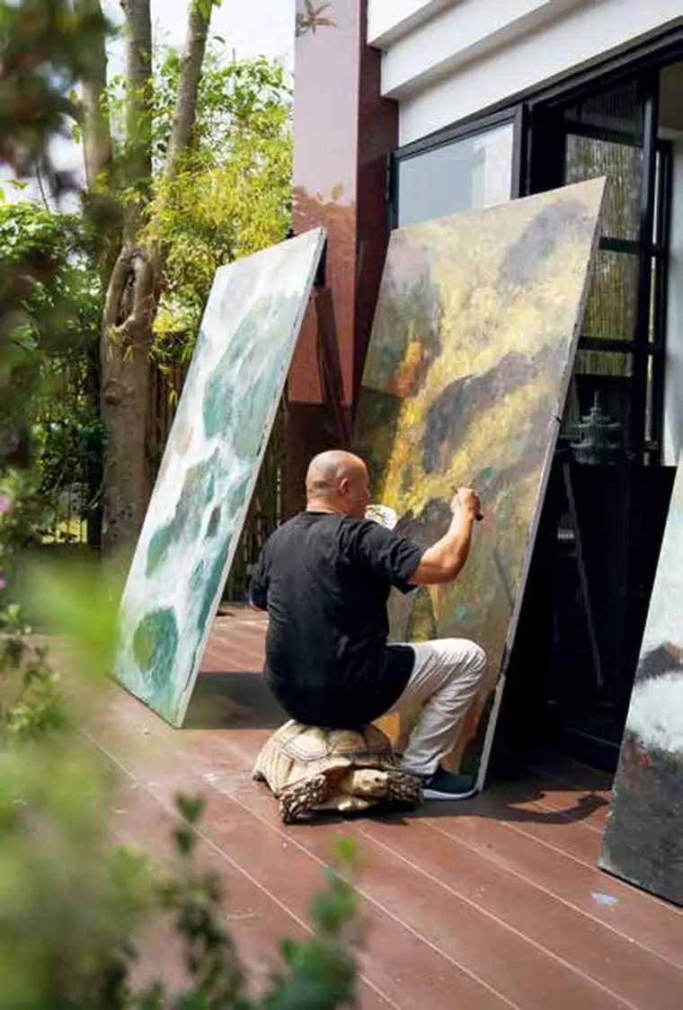 Ernan painting outdoors at the Chiang Mai studio